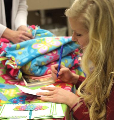 nursing-students-make-blankets