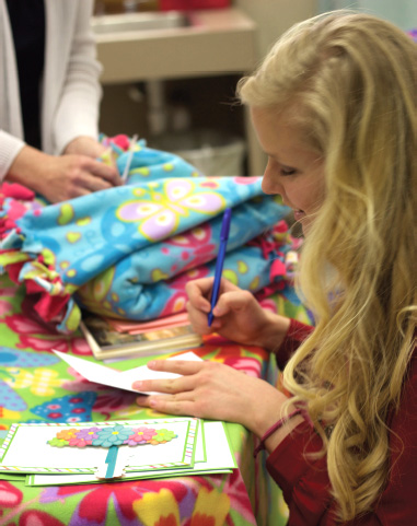 nursing-students-make-blankets